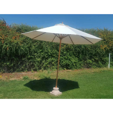 Quitasol con base de concreto sólido.