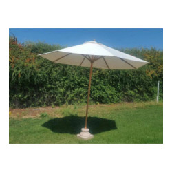 Quitasol con base de concreto sólido.